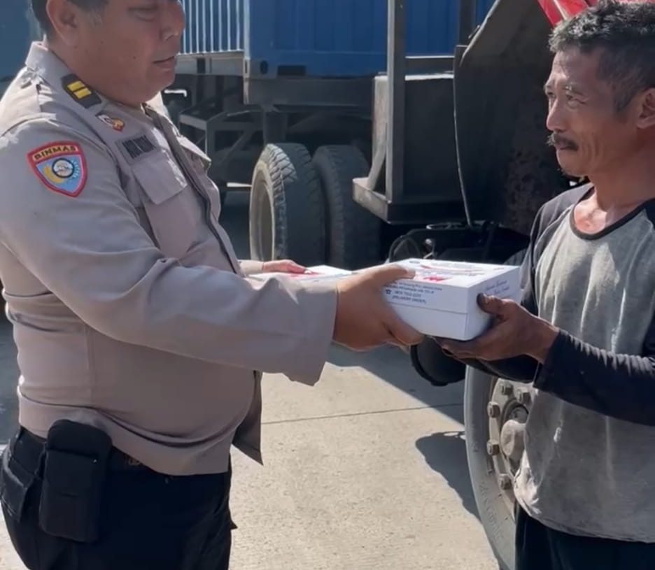 Satbinmas Bagikan Makanan Buka Puasa di Bulan Penuh Ampunan