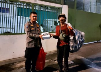 Ramadhan Berkah: Personel Polsek Tambora Bagikan Makan Sahur untuk Warga