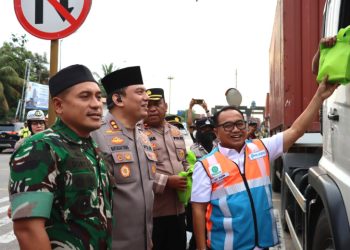 Sinergi TNI-Polri Bagikan Takjil kepada Masyarakat