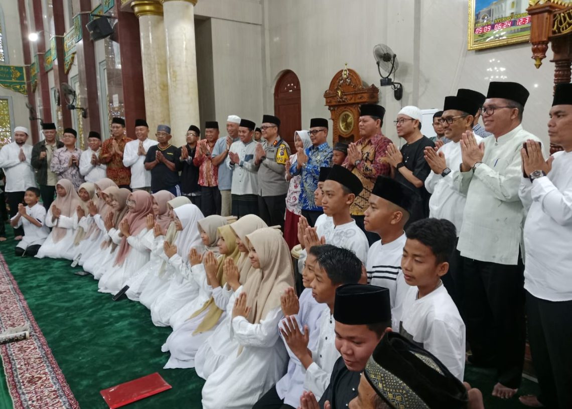 Wabup Risnaldi Buka Pesantren Ramadhan di Mesjid Baiturahman Painan
