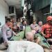 Aksi Heroik! Polres Jakbar bersama Polsek Cengkareng dan Tim Gabungan Evakuasi Warga Lansia Stroke di Tengah Banjir