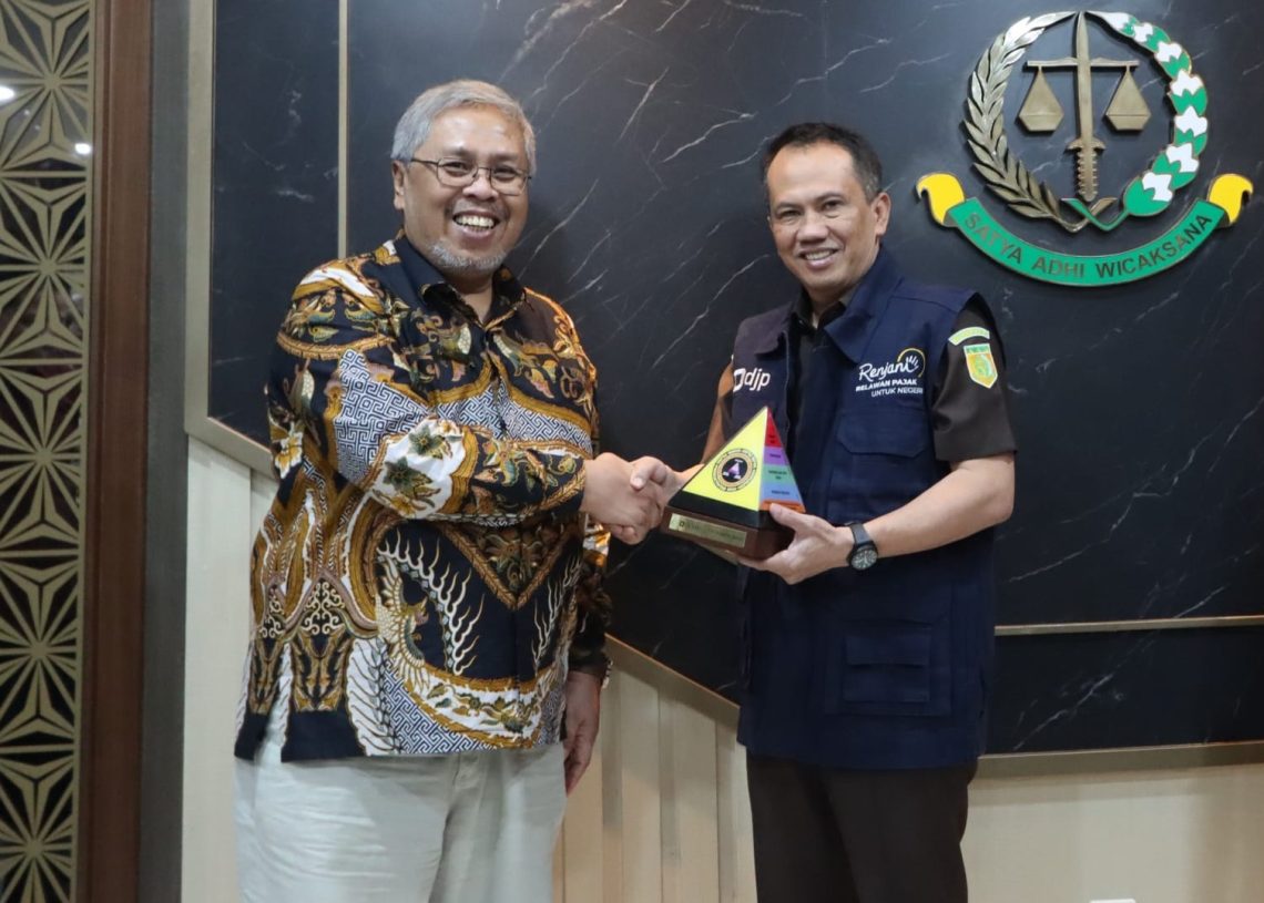 Kajati DKI Jakarta Dr. Patris Yusrian Jaya Dikukuhkan sebagai Relawan Pajak