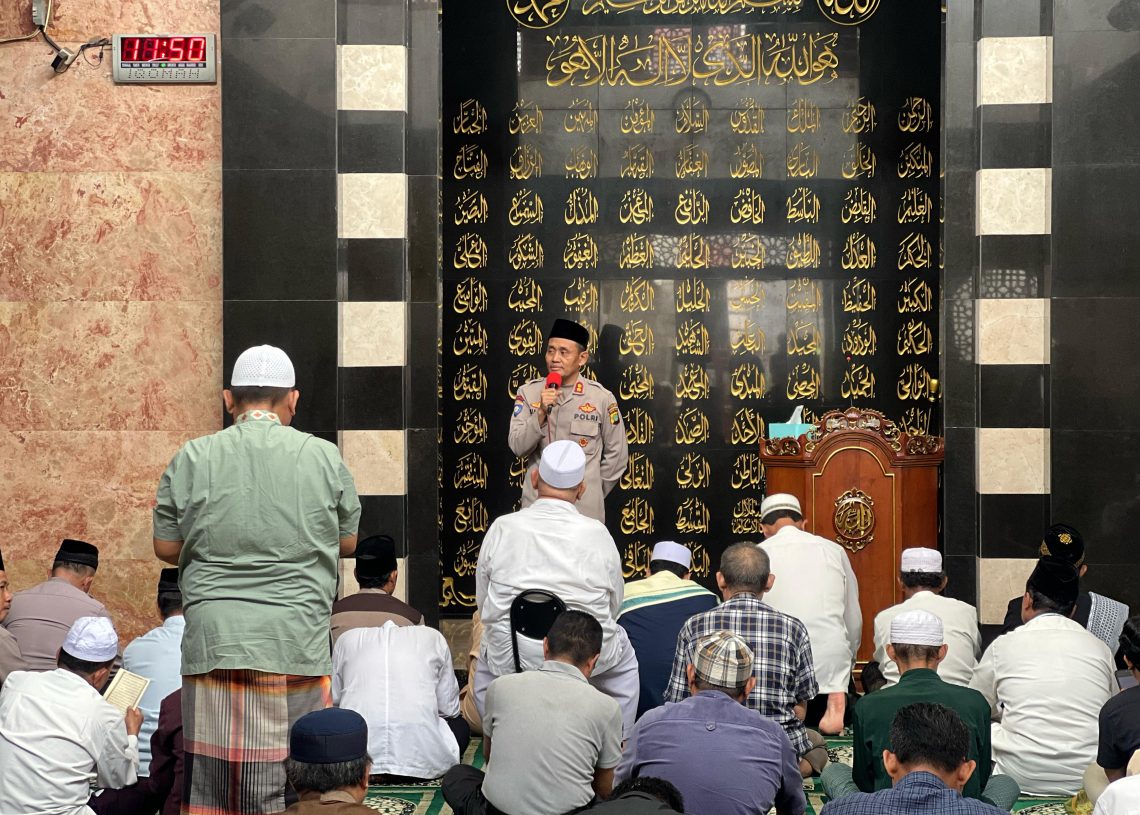 Polda Metro Jaya Gelar Sholat Jumat Keliling, Perkuat Silaturahmi dengan Masyarakat di Matraman