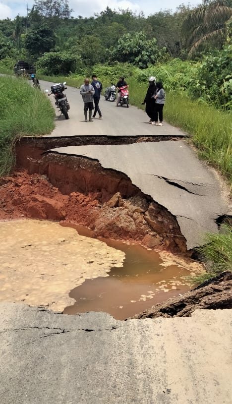 Akses Jalan Antar Kecamatan Pulau Punjung Dengan Kecamatan Timpeh Putus Total
