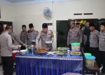 Pimpin Patroli Skala Besar, Kapolres Tulungagung Sahur Bersama dan Safari Subuh di Kalidawir