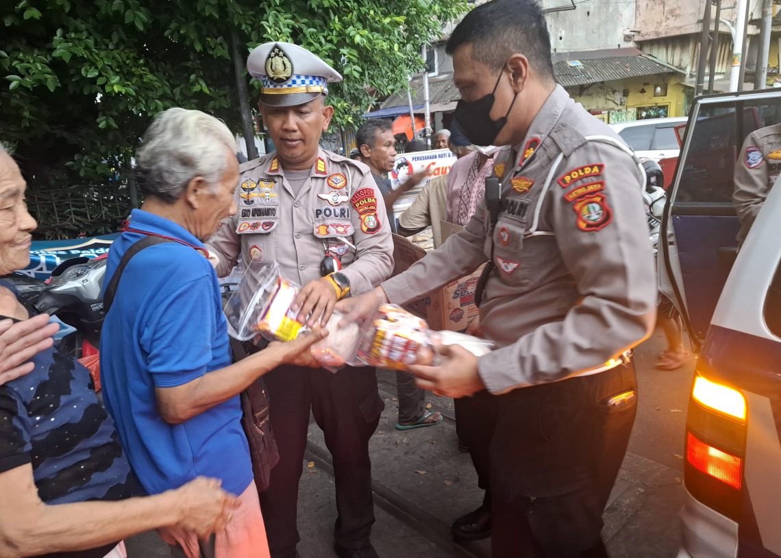 Satlantas Jakarta Timur Bagikan Takjil dan Sembako untuk Korban Banjir di Kampung Melayu