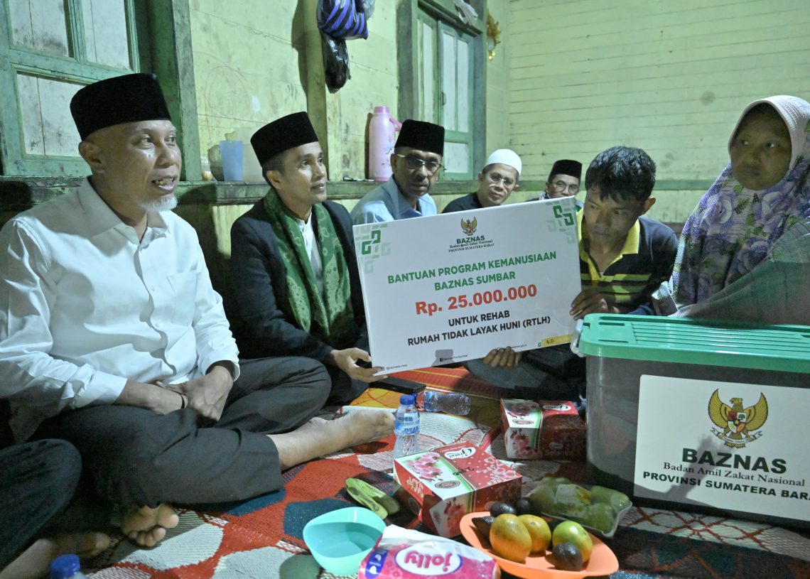 Salurkan Bantuan Rehab Rumah Warga di Agam, Gubernur Pesankan Pendidikan Anak