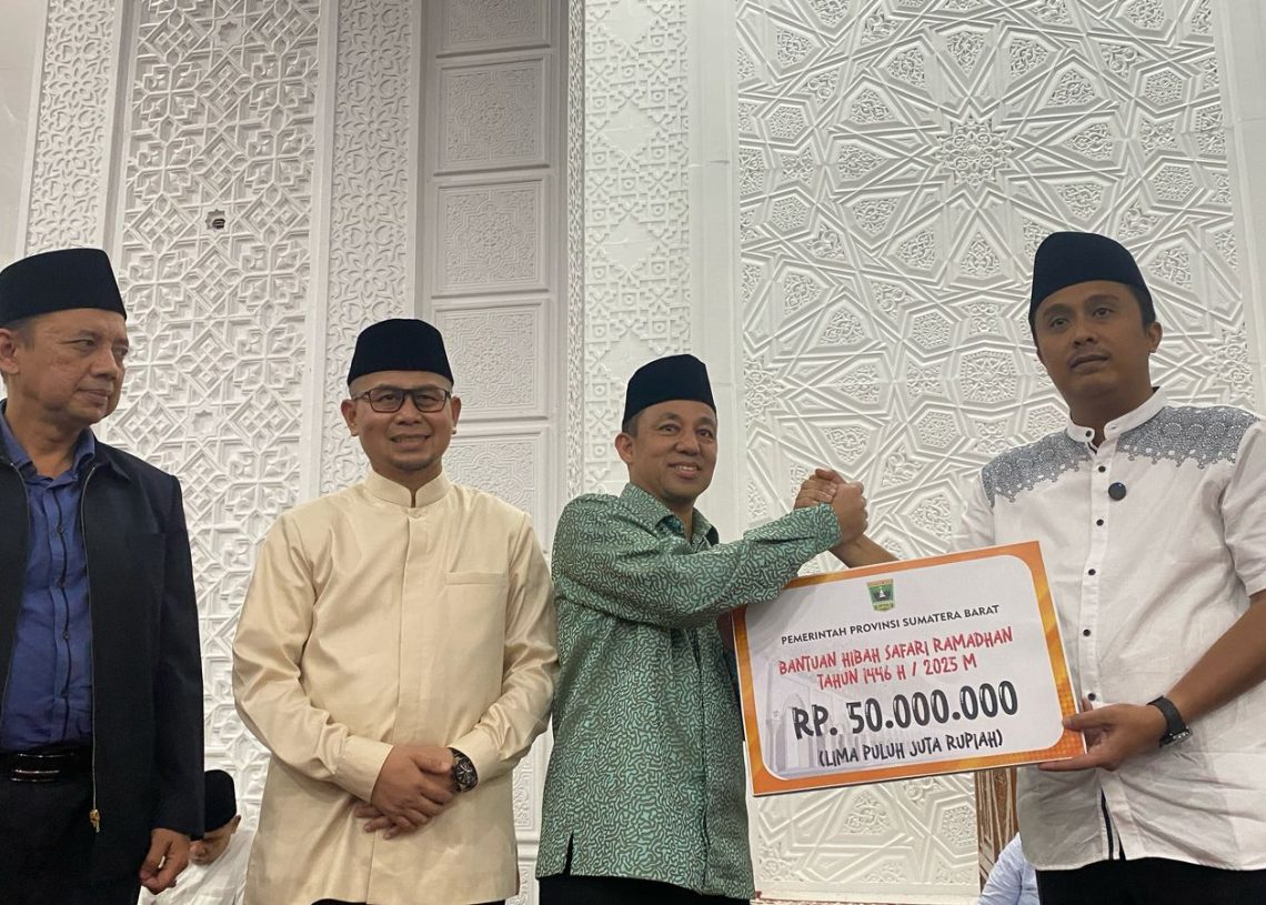 Safari Ramadhan ke Masjid Istiqomah Bukittinggi, Wagub Vasko Serahkan Bantuan 50 Juta Rupiah