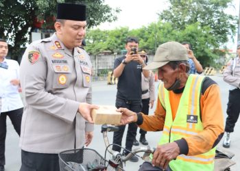 Kapolres Pelabuhan Tanjung Priok Bagi Takjil dan Beri Himbauan Kamtibmas