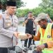 Kapolres Pelabuhan Tanjung Priok Bagi Takjil dan Beri Himbauan Kamtibmas