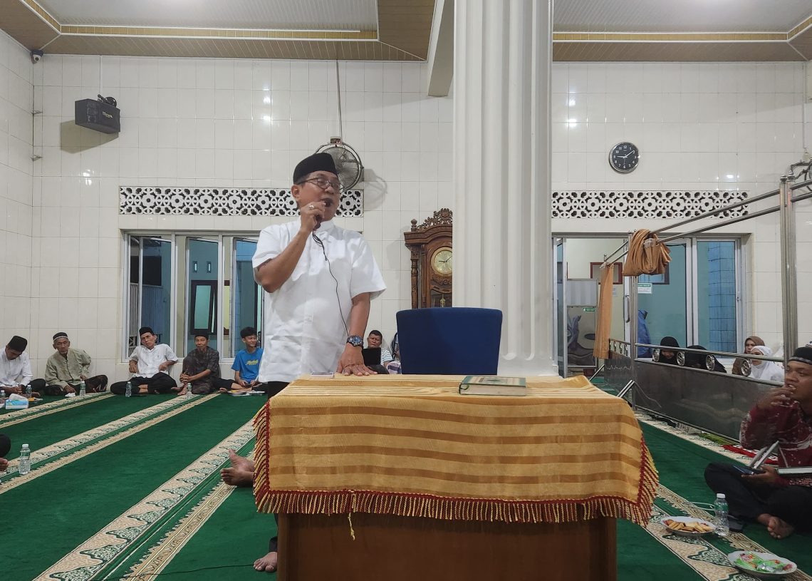 Didaulat Jadi Imam, Bupati JKA Minta Waspadai Penggunaan Gedget pada Anak