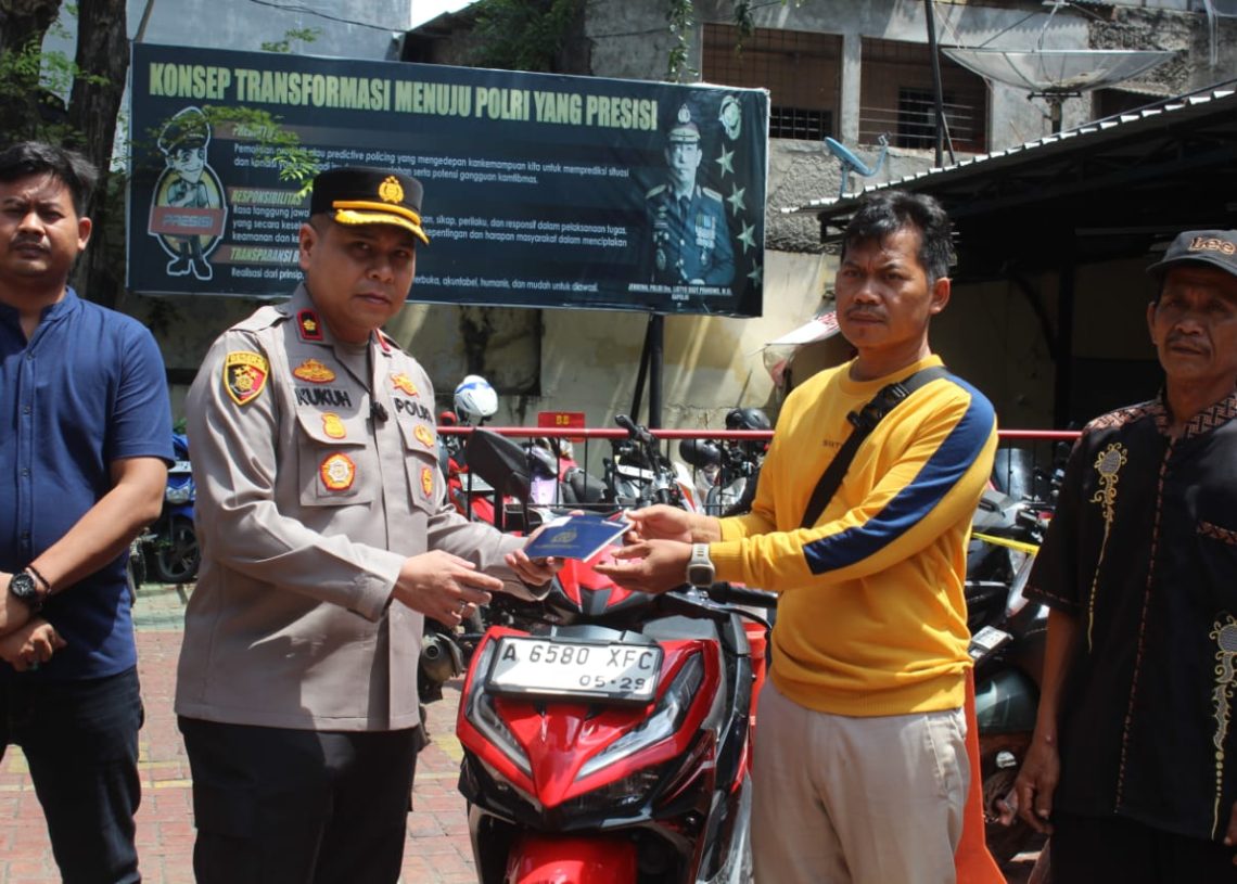 Kapolsek Tambora Serahkan Kembali Unit Motor yang Dilaporkan Hilang ke Pemiliknya