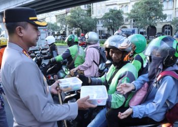Kapolres Jakbar Bagikan 150 Takjil dan 10 Paket Sembako di Masjid Uswatun Hasanah