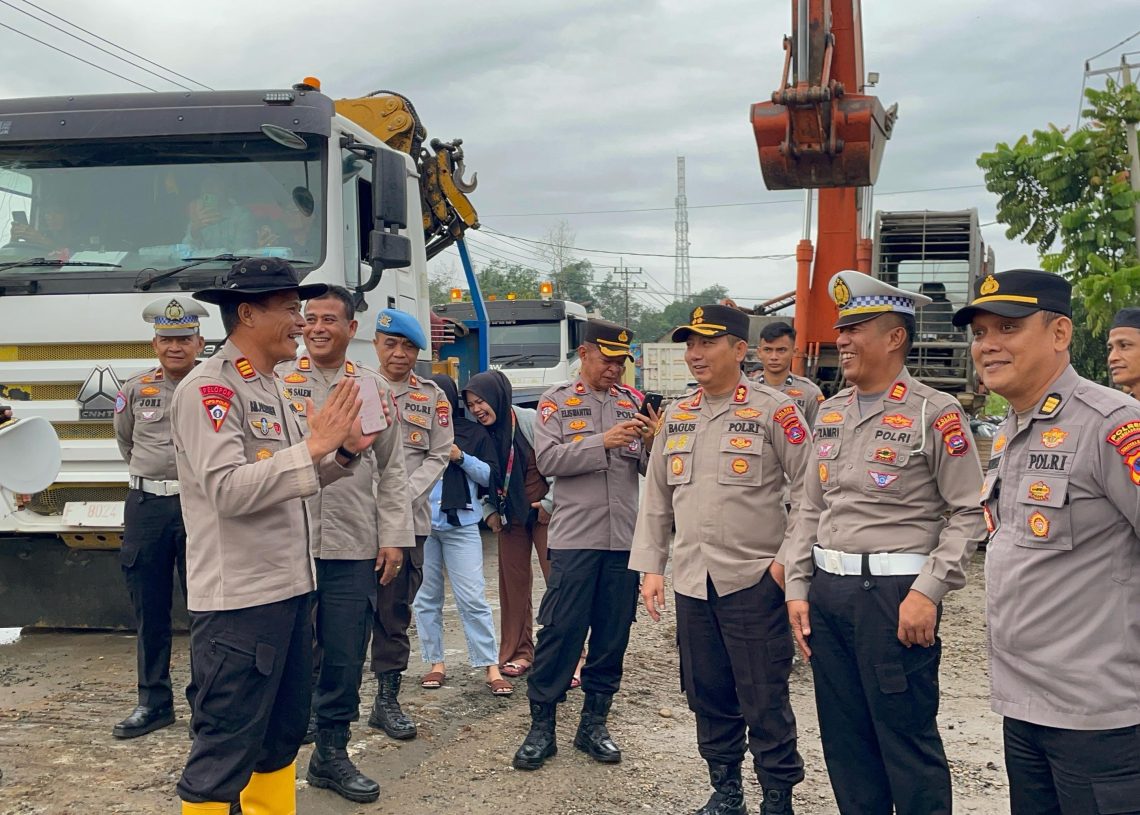 Kapolres Dharmasraya Tinjau Jembatan Bailey  Penghubung Sumbar-Jambi