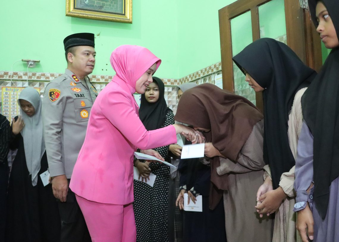 Mobil Senyum Polres Tulungagung Bagikan MBG untuk Bukber di Panti Asuhan Ahmad Yani Al Muslimun