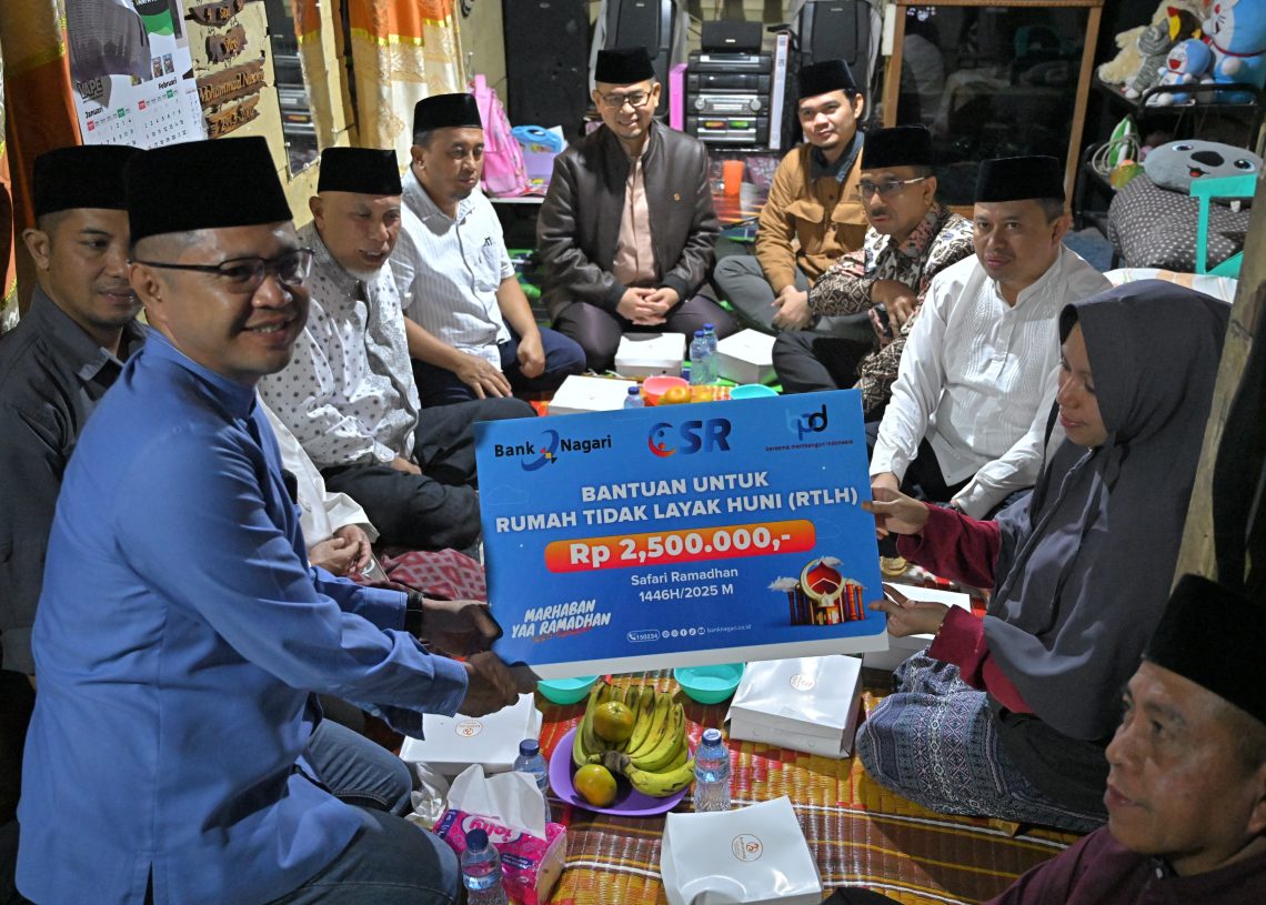 Gubernur Mahyeldi Singgah dan Sahur di Rumah Warga, Antar Bantuan Rehab Rumah dan Berikan Tausiah