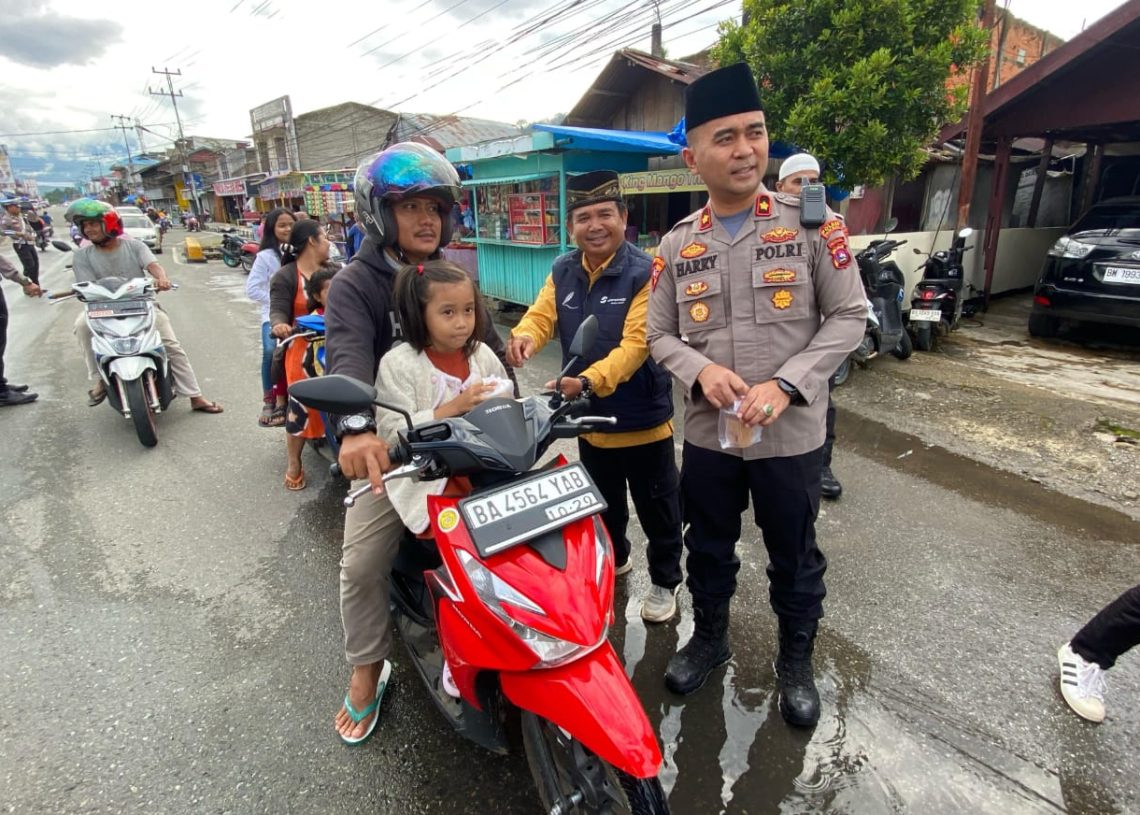 Libatkan Media, Polres Solok Selatan Bagikan Ratusan Paket Takjil ke Pengguna Jalan