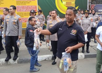Polri dan Media Gelar Buka Puasa Bersama Serentak, Polres Jakbar Bagikan Ratusan Takjil 