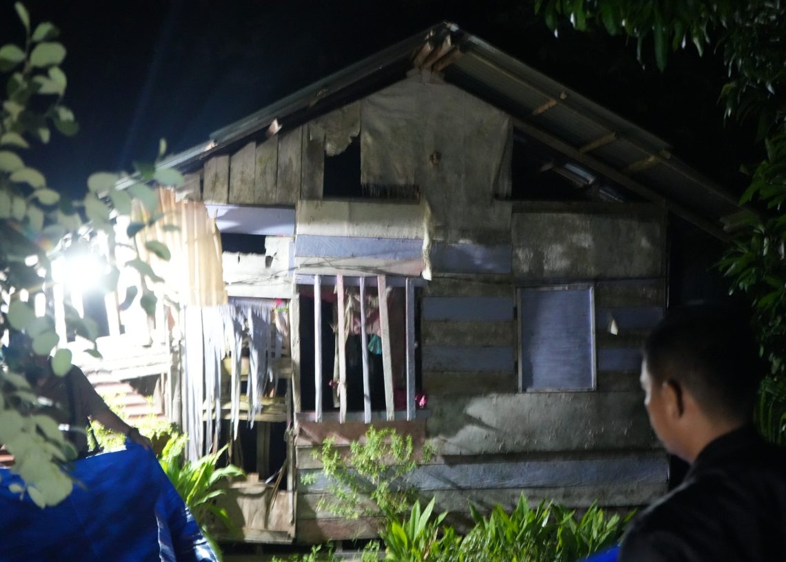 Nurmaini Janda Miskin di Nagari Buayan Lubuk Alung Terharu Terima Bantuan Bedah Rumah dari Gubernur