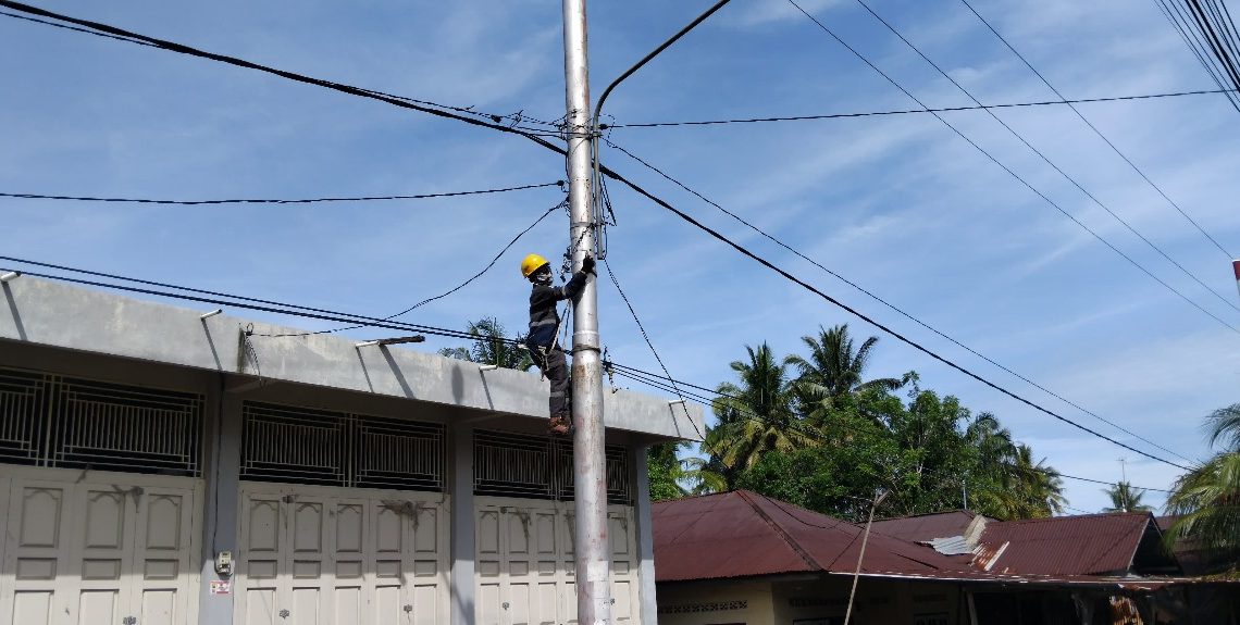 Optimalisasi Jaringan, PLN Icon Plus Lakukan Pemeliharaan Kabel Fiber Optik di Pariaman Utara
