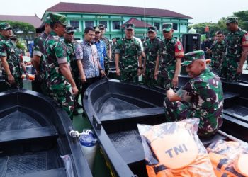 TNI Salurkan 70 Boat Polyethylene Bantu Penanggulangan Banjir di Bekasi