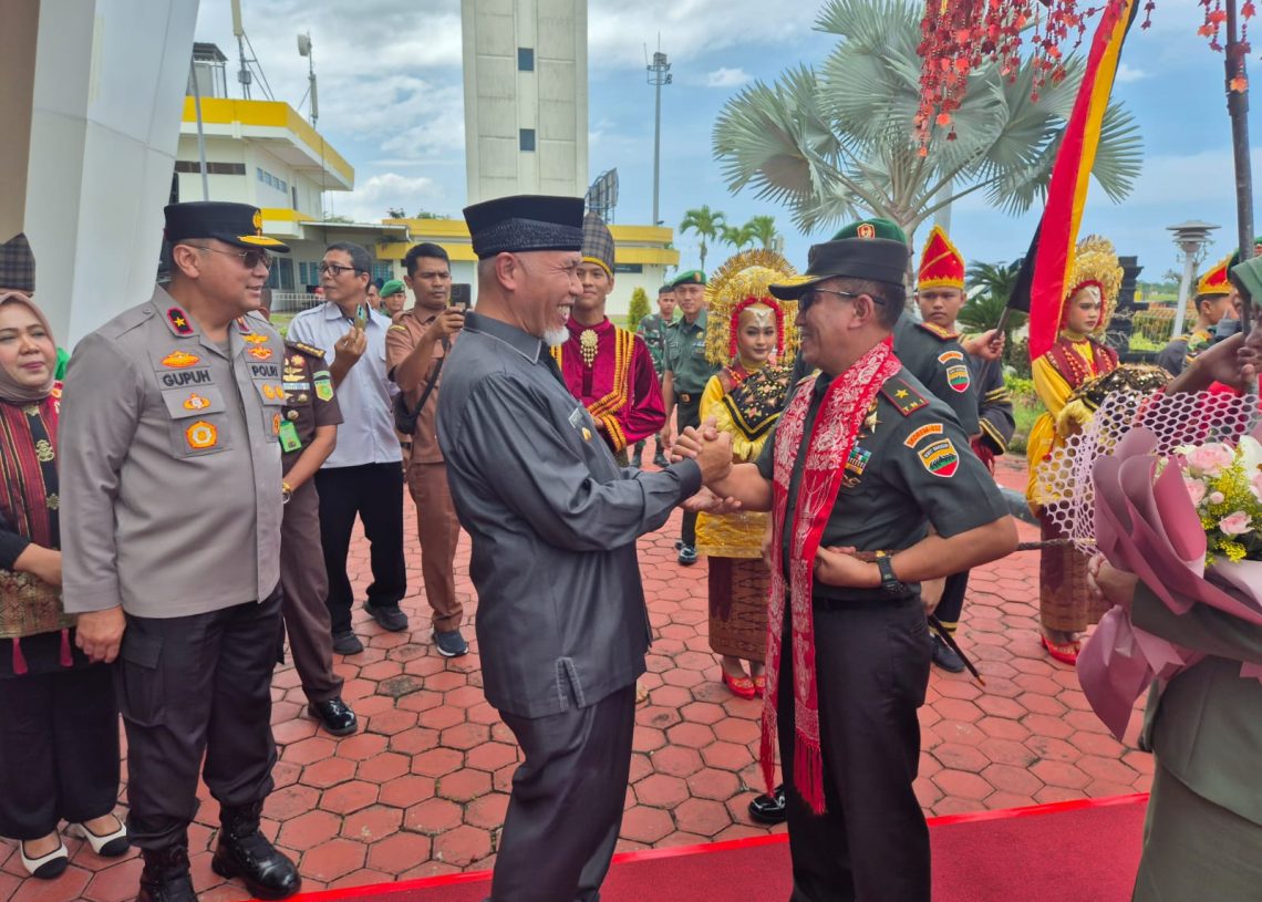 Gubernur Mahyeldi Sambut Kedatangan Danrem 032/Wirabraja yang Baru