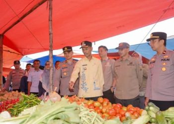 Sidak Harga Pangan, Wabup Yulian Ingatkan Pedagang agar Tak Lakukan Penimbunan Sembako