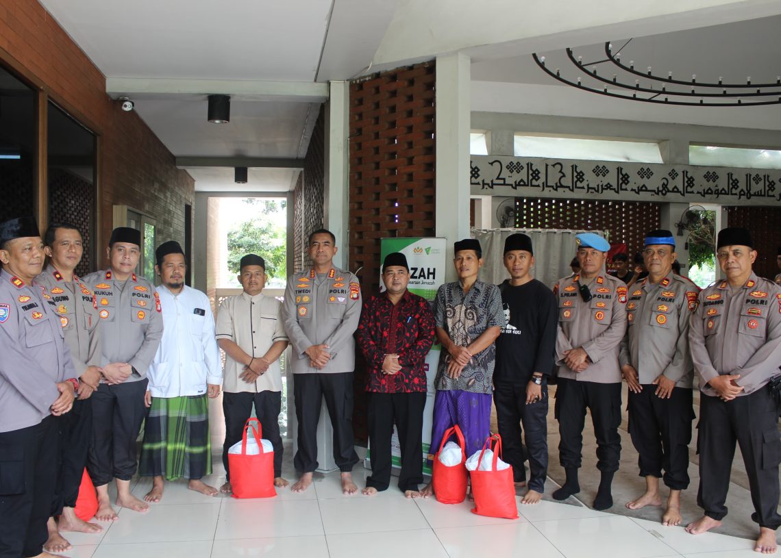 Kapolres Metro Jakarta Barat Bersama Warga Melaksanakan Sholat Dzuhur Berjamaah di Masjid Jami Al-Mubarokah