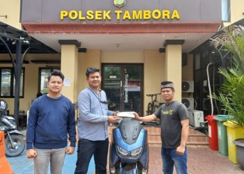 Unit Reskrim Polsek Tambora Serahkan Motor yang Hilang kepada Pemilik