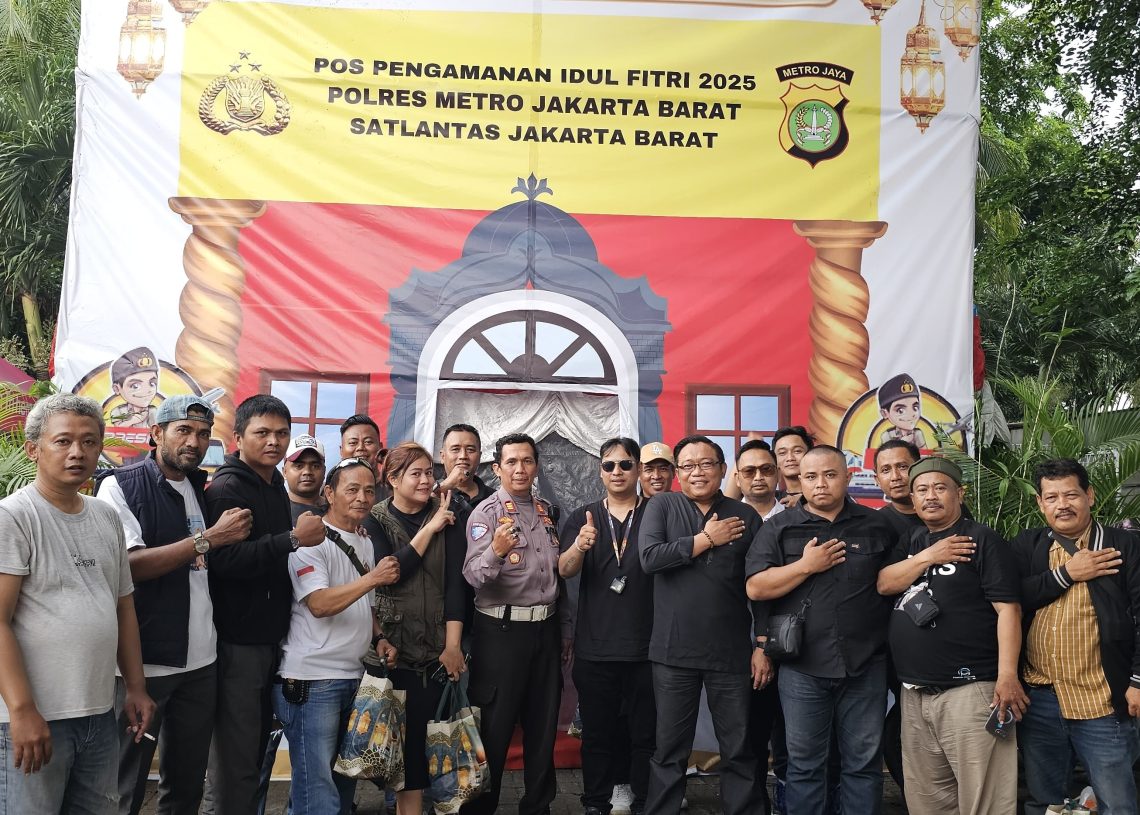 Wujud Kepedulian di Bulan Ramadan, PWI Jakarta Barat Berbagi Takjil di Jalan Daan Mogot