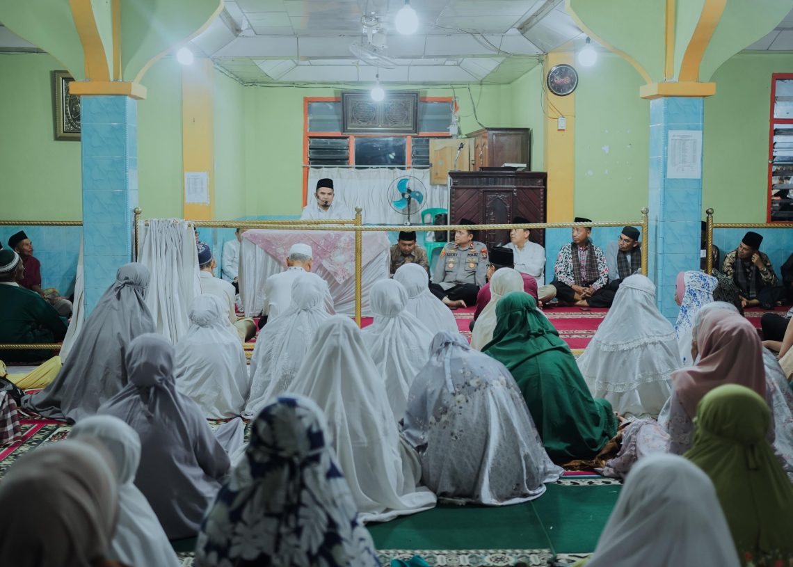 Safari Ramadhan ke Mushala Nurul Hikmah Jorong Galagah, Wabup Candra Serahkan Bantuan Rp15 Juta