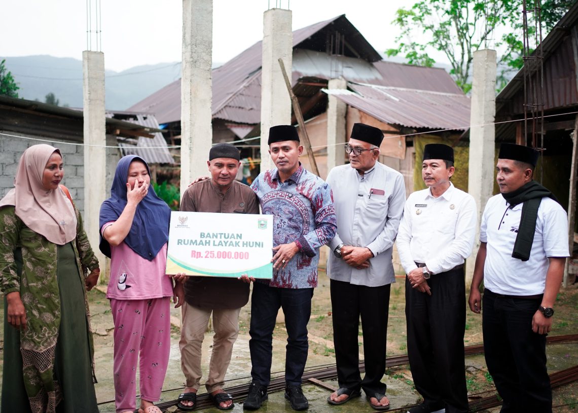 Didampingi Baznas, Bupati JFP Serahkan Bantuan Bedah Rumah pada Warga Kurang Mampu