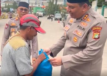 Ramadhan Berbagi Keberkahan, Kapolres Bagikan Sembako dan Himbauan Mudik Aman Keluarga Nyaman dan Hotline 110