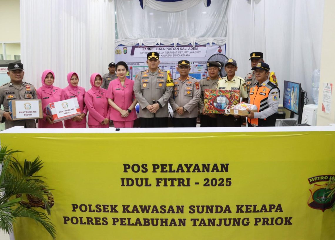 Apresiasi Anggota yang Bertugas di Pos, Kapolres Pelabuhan Tj Priok Berikan Bingkisan