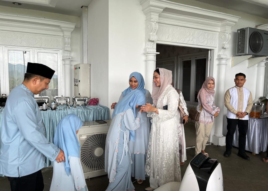 Silaturahmi Lebaran Kapolres Dharmasraya Hadiri Open House Bupati dan Mantan Pejabat Daerah