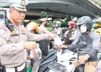 Satlantas Polres Jakbar Bagikan 100 Takjil di Perempatan Tomang di Hari ke-3 Ramadhan 1446 H/2025