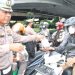 Satlantas Polres Jakbar Bagikan 100 Takjil di Perempatan Tomang di Hari ke-3 Ramadhan 1446 H/2025