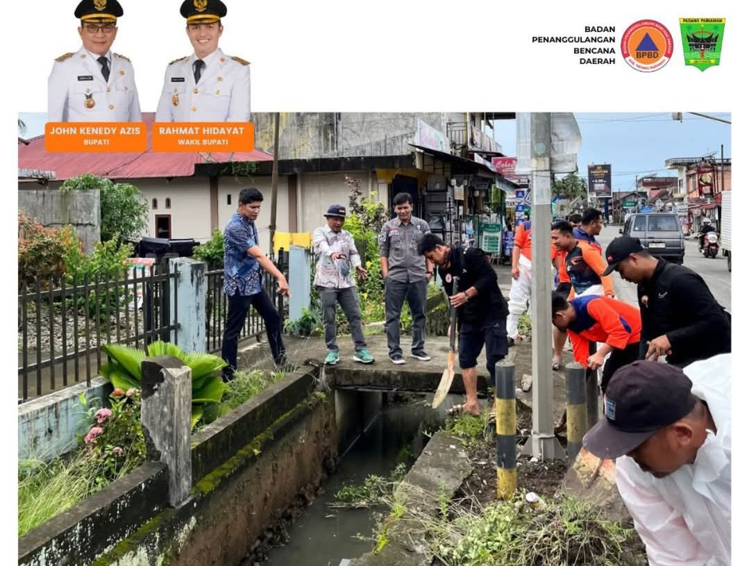 Kolaborasi OPD Padang Pariaman Bersihkan Saluran Tersumbat Penyebab Banjir di Jalan Raya Sicincin