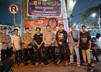 Unit Binmas Polsek Tambora Berbagi Makan Sahur ke Warga yang Melintas