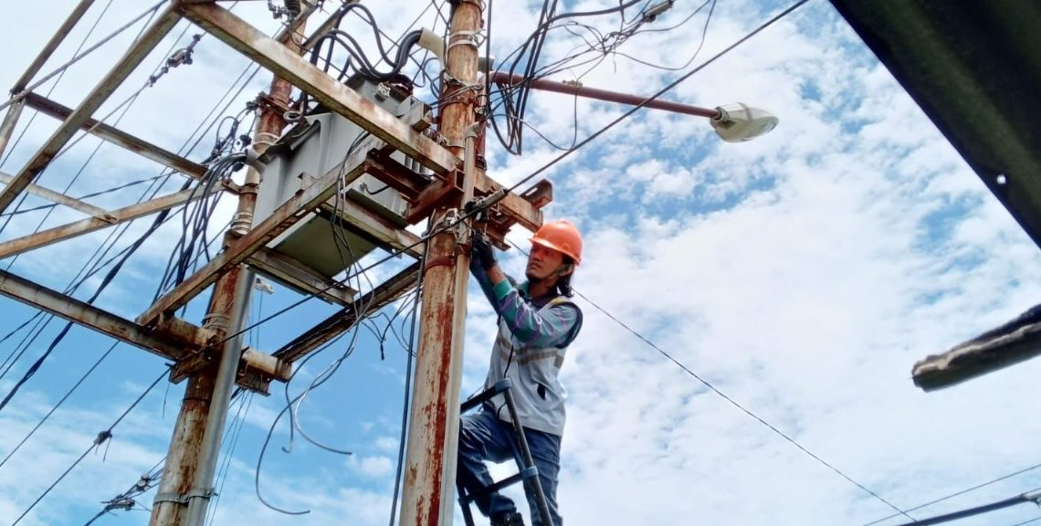 PLN Icon Plus Tingkatkan Kualitas Internet Lewat Pemeliharaan Jaringan Fiber Optik di Teluk Kabung Tengah
