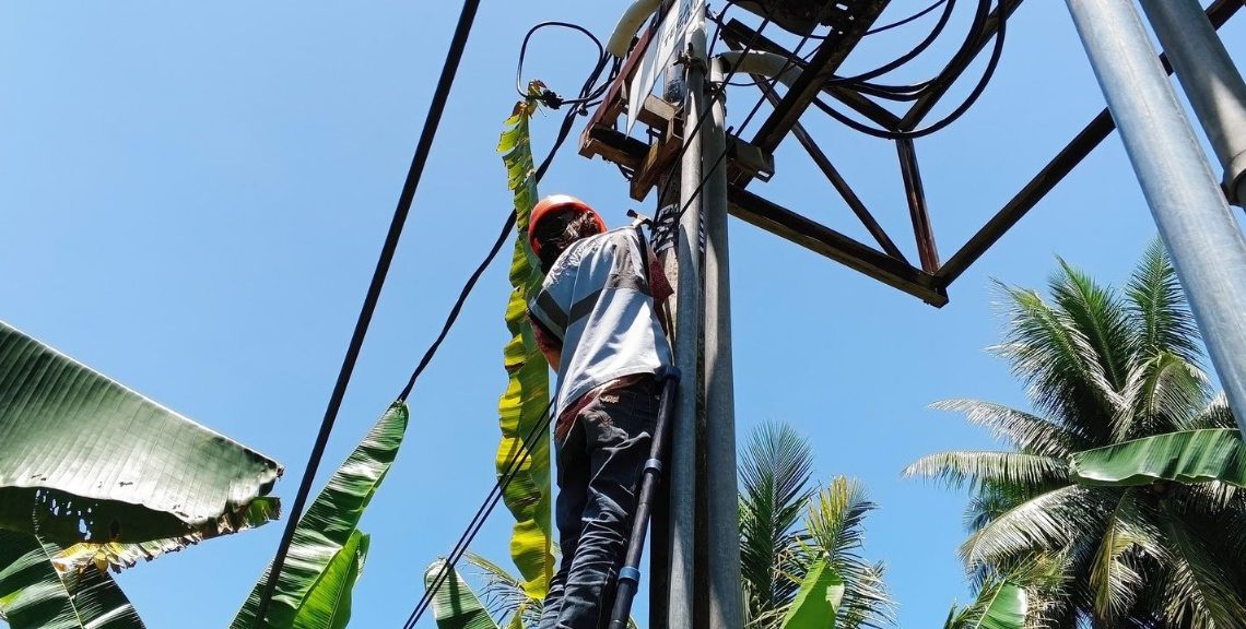 Jaga Kualitas Layanan Internet, PLN Icon Plus Sumbagteng Lakukan Pemeliharaan Jaringan Fiber Optik di Sungai Buluh