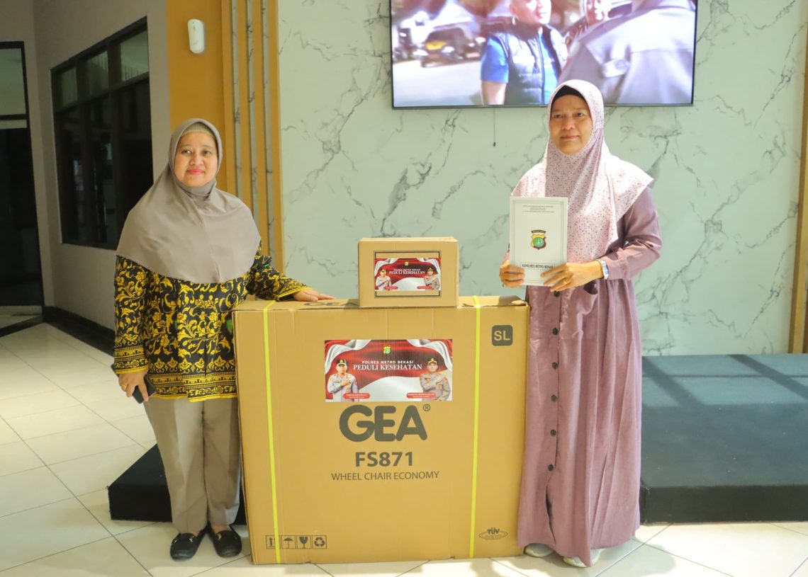 Kapolrestro Bekasi Serahkan Kursi Roda untuk Keluarga Wartawan
