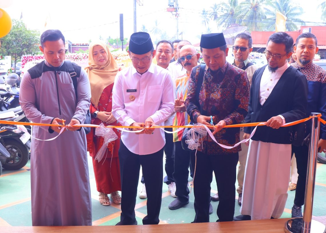 Wali Kota Zulmaeta Hadiri Peresmian Jejaring Makanan Cepat Saji Almaz Fried Chiken di Payakumbuh Utara