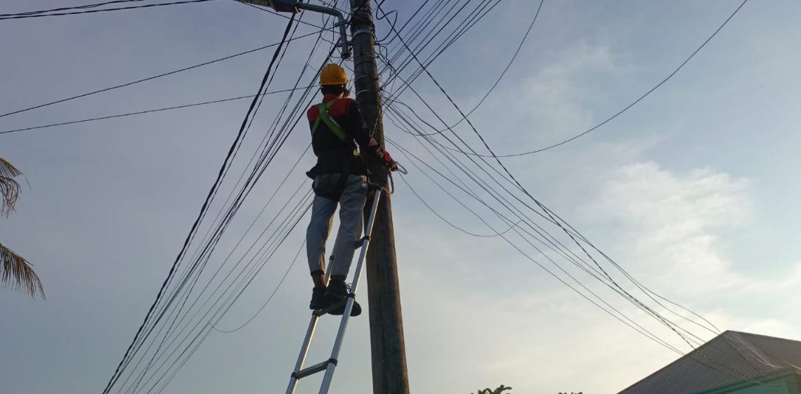 Wujudkan Layanan Prima, PLN Icon Plus Lakukan Pemeliharaan Jaringan Fiber Optik di Sungai Apit