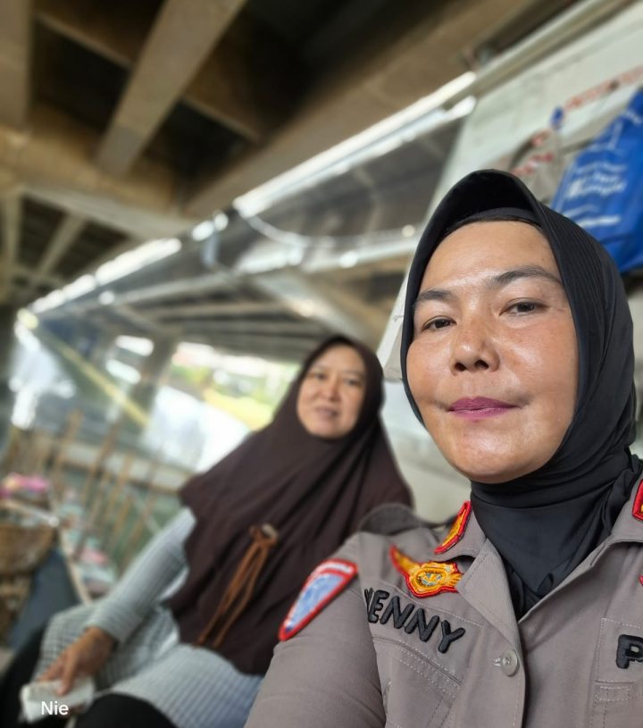 Tangis Haru Ibu Marlina, Satlantas Jakbar Belikan Tiket Pulang Usai Kehilangan Dompet