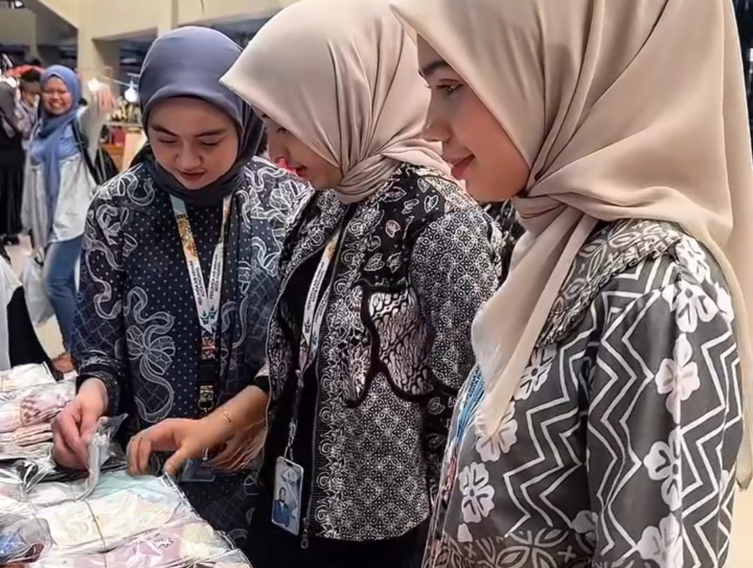 Karyawan PERUMDA Air Minum Kota Padang Dukung Ekonomi Lokal Lewat Belanja di Pasar Raya Fase VII