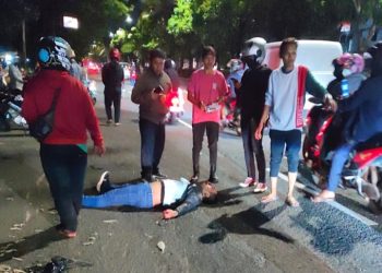 Pengendara Motor Alami Kecelakaan Diduga akibat Jalan Tidak Rata di Daan Mogot Cengkareng