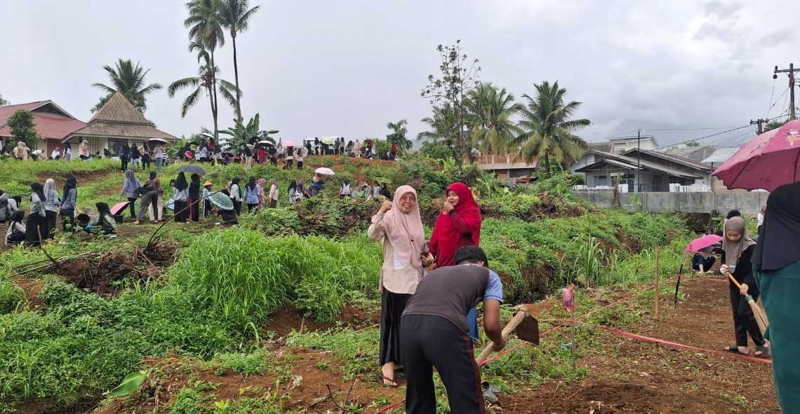 Perkuat Ketahanan Pangan, Mahasiswa PGSD UNP Berdayakan Lahan Kosong