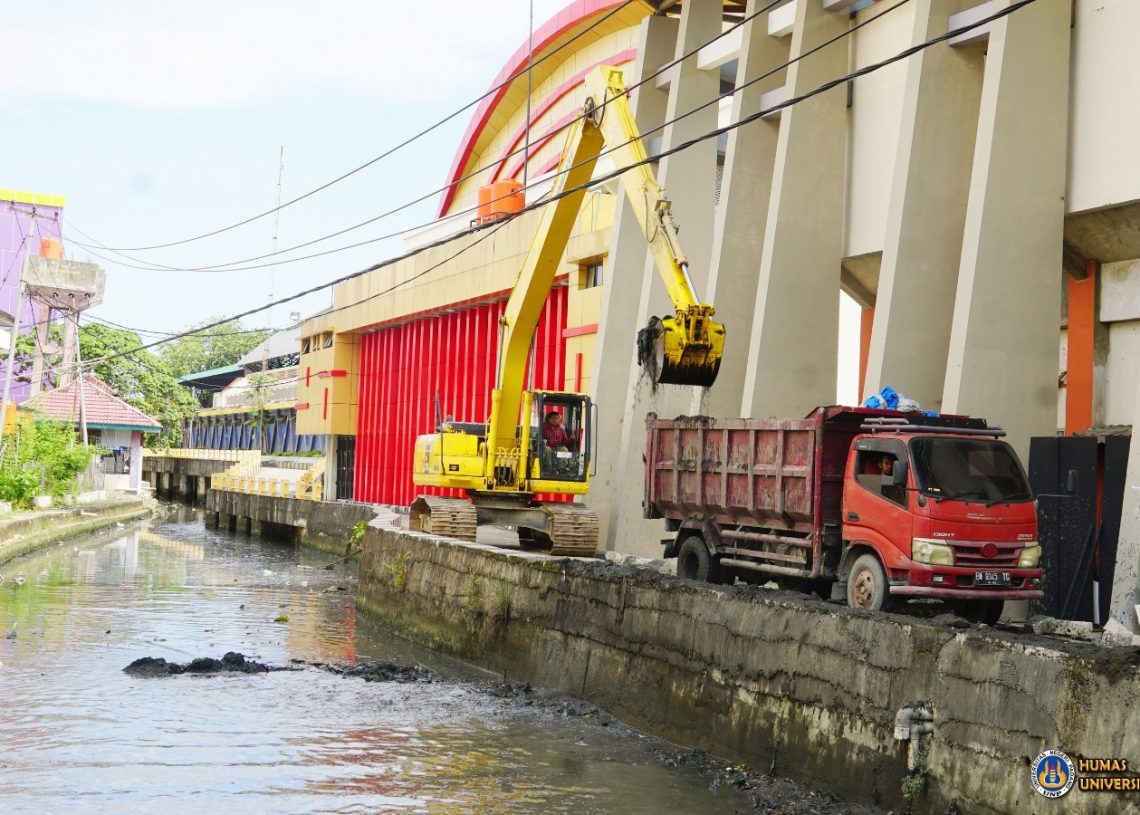 Pemko Padang Bantu Pengerukan Sungai di lingkungan UNP