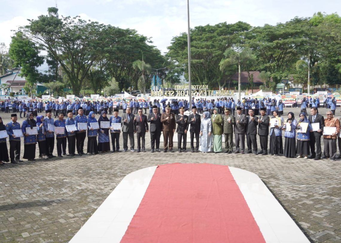 Peringatan Hardiknas, Pemkab Solok Selatan Berikan Piagam Penghargaan terhadap Sejumlah Insan Pendidik